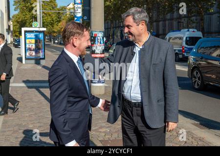 Leipzig - Ministerpräsidenten kommen zur MPK in Sachsen zusammen: MP Kretschmer empfängt Gäste an der Kongresshalle 24.10.2024 ab 13,20 UhrLeipzig, Pfaffendorfer Straße Kongresshalle am Zoo im Foto: Michael Kretschmer CDU, l, Ministerpräsident von Sachsen, und Markus Söder CSU, Ministerpräsident von Bayern, begrüßen sich zum Auftakt der Ministerpräsidentenkonferenz in Leipzig am 24. Und 25. Oktober 2024 kommen die Ministerpräsidenten der deutschen Bundesländer zur Ministerpräsidentenkonferenz in Leipzig zusammen. Schwerpunkte der Jahreskonferenz sind die Themen Migration, Reformen beim öffentlichen Stockfoto