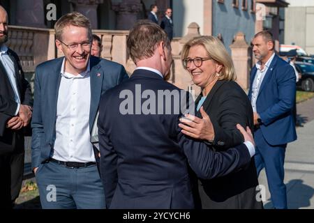 Leipzig - Ministerpräsidenten kommen zur MPK in Sachsen zusammen: MP Kretschmer empfängt Gäste an der Kongresshalle 24.10.2024 ab 13,20 UhrLeipzig, Pfaffendorfer Straße Kongresshalle am Zoo im Foto: Michael Kretschmer CDU, l, Ministerpräsident von Sachsen, Daniel Günther CDU, Ministerpräsident von Schleswig-Holstein, und Anke Rehlinger SPD, Ministerpräsidentin vom Saarland, begrüßen sich zum Auftakt der Ministerpräsidentenkonferenz in Leipzig am 24. Und 25. Oktober 2024 kommen die Ministerpräsidenten der deutschen Bundesländer zur Ministerpräsidentenkonferenz in Leipzig zusammen. Schwerpunkte Stockfoto