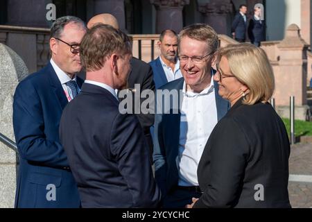 Leipzig - Ministerpräsidenten kommen zur MPK in Sachsen zusammen: MP Kretschmer empfängt Gäste an der Kongresshalle 24.10.2024 ab 13,20 UhrLeipzig, Pfaffendorfer Straße Kongresshalle am Zoo im Foto: Michael Kretschmer CDU, l, Ministerpräsident von Sachsen, Daniel Günther CDU, Ministerpräsident von Schleswig-Holstein, und Anke Rehlinger SPD, Ministerpräsidentin vom Saarland, begrüßen sich zum Auftakt der Ministerpräsidentenkonferenz in Leipzig am 24. Und 25. Oktober 2024 kommen die Ministerpräsidenten der deutschen Bundesländer zur Ministerpräsidentenkonferenz in Leipzig zusammen. Schwerpunkte Stockfoto