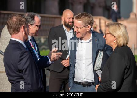 Leipzig - Ministerpräsidenten kommen zur MPK in Sachsen zusammen: MP Kretschmer empfängt Gäste an der Kongresshalle 24.10.2024 ab 13,20 UhrLeipzig, Pfaffendorfer Straße Kongresshalle am Zoo im Foto: Michael Kretschmer CDU, l, Ministerpräsident von Sachsen, Daniel Günther CDU, Ministerpräsident von Schleswig-Holstein, und Anke Rehlinger SPD, Ministerpräsidentin vom Saarland, begrüßen sich zum Auftakt der Ministerpräsidentenkonferenz in Leipzig am 24. Und 25. Oktober 2024 kommen die Ministerpräsidenten der deutschen Bundesländer zur Ministerpräsidentenkonferenz in Leipzig zusammen. Schwerpunkte Stockfoto