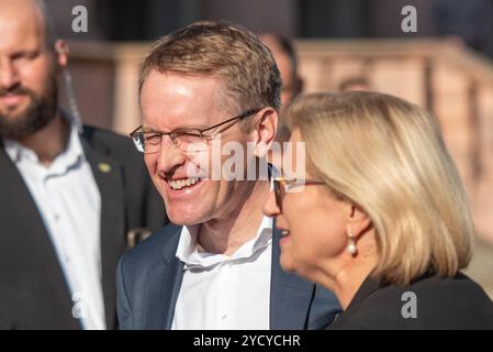 Leipzig - Ministerpräsidenten kommen zur MPK in Sachsen zusammen: MP Kretschmer empfängt Gäste an der Kongresshalle 24.10.2024 ab 13,20 UhrLeipzig, Pfaffendorfer Straße Kongresshalle am Zoo im Foto: Daniel Günther CDU, Ministerpräsident von Schleswig-Holstein, und Anke Rehlinger SPD, Ministerpräsidentin vom Saarland, begrüßen sich zum Auftakt der Ministerpräsidentenkonferenz in Leipzig am 24. Und 25. Oktober 2024 kommen die Ministerpräsidenten der deutschen Bundesländer zur Ministerpräsidentenkonferenz in Leipzig zusammen. Schwerpunkte der Jahreskonferenz sind die Themen Migration, Reformen BE Stockfoto