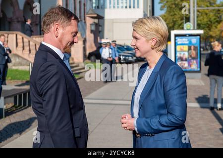 Leipzig - Ministerpräsidenten kommen zur MPK in Sachsen zusammen: MP Kretschmer empfängt Gäste an der Kongresshalle 24.10.2024 ab 13,20 UhrLeipzig, Pfaffendorfer Straße Kongresshalle am Zoo im Foto: Michael Kretschmer CDU, l, Ministerpräsident von Sachsen, und Manuela Schwesig SPD, Ministerpräsidentin von Mecklenburg-Vorpommern, begrüßen sich zum Auftakt der Ministerpräsidentenkonferenz in Leipzig am 24. Und 25. Oktober 2024 kommen die Ministerpräsidenten der deutschen Bundesländer zur Ministerpräsidentenkonferenz in Leipzig zusammen. Schwerpunkte der Jahreskonferenz sind die Themen Migration, Stockfoto