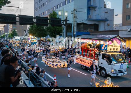 Akita, Japan - 5. August 2024: Eine traditionelle Tänzerin trägt während der Akita einen hoch aufragenden kanto, eine Bambusstange, die mit Hunderten von Papierlaternen geschmückt ist Stockfoto