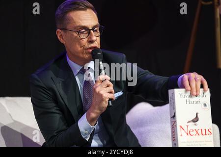 Helsinki, Uusimaa, Finnland. Oktober 2024. Der finnische Präsident Alexander Stubb sprach auf der Buchmesse Helsinki, die vom 24. Bis 27. Oktober 2024 in Helsinki stattfindet. Der Präsident spricht über die Bücher, die in seinem Bücherregal sind. (Kreditbild: © Marina Takimoto/ZUMA Press Wire) NUR REDAKTIONELLE VERWENDUNG! Nicht für kommerzielle ZWECKE! Stockfoto