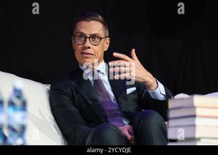 Helsinki, Uusimaa, Finnland. Oktober 2024. Der finnische Präsident Alexander Stubb sprach auf der Buchmesse Helsinki, die vom 24. Bis 27. Oktober 2024 in Helsinki stattfindet. Der Präsident spricht über die Bücher, die in seinem Bücherregal sind. (Kreditbild: © Marina Takimoto/ZUMA Press Wire) NUR REDAKTIONELLE VERWENDUNG! Nicht für kommerzielle ZWECKE! Stockfoto