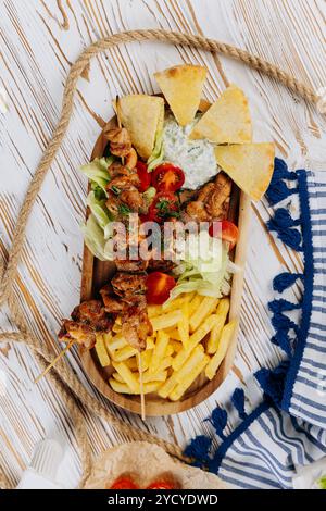 Gegrillte Hähnchenspieße mit Gemüse, Pommes Frites und Pita-Brot. Perfektes mediterranes Gericht Stockfoto