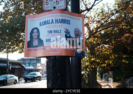 Philadelphia, Usa. Oktober 2024. Wahlkampfsänge, Kürbisse und Skelette schmücken die Rasenflächen im Nordwesten der Stadt, während die Wahlkampagne für die US-Präsidentschaftswahlen am 24. Oktober 2024 in Philadelphia, PA, USA, endet. Credit: OOgImages/Alamy Live News Stockfoto