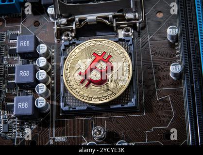 BTC-Münzen auf der Hauptplatine. Bitcoin ist ein weltweites Kryptowährungs- und digitales Zahlungssystem namens First DE Stockfoto