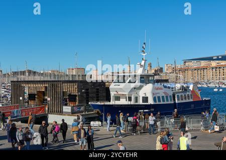 Marseille. Frankreich - 24. Oktober 2024: Der belebte Hafen von Marseille wird auf diesem Foto zum Leben erweckt, wobei verschiedene Schiffe und Boote angedockt sind, was besonders hervorhebt Stockfoto