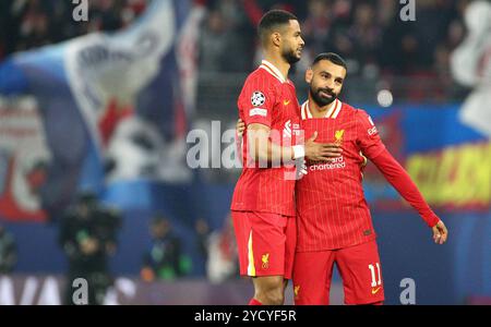 Leipzig, Deutschland. Oktober 2024. Liverpool Cody Gakpo ( l ) und Mohamed Salah werden während ihres Fußballspiels der UEFA Champions League zwischen RB Leipzig und Liverpool FC im Red Bull Arena Stadion gesehen . Quelle: Davide Elias / Alamy Live News Stockfoto