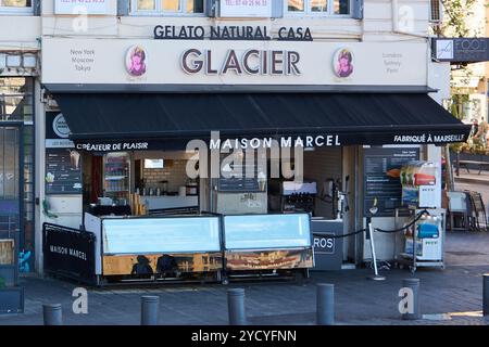 Marseille. Frankreich - 24. Oktober 2024: Die Eisdiele Maison Marcel in Marseille zeigt das Haus ohne Menschen und Arbeiter. Stockfoto