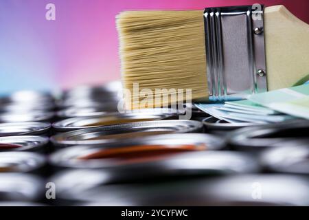 Pinsel auf Dosen mit Farbe Stockfoto