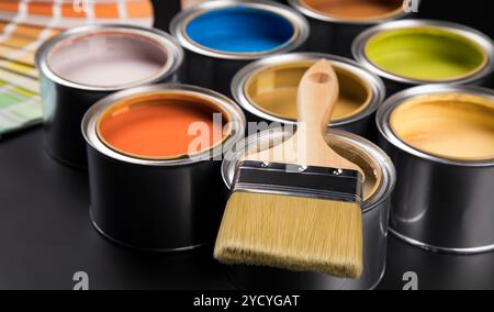 Blechdosen mit Farbe und Pinsel Stockfoto