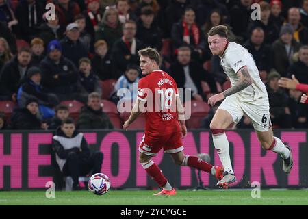 Harry Souttar von Sheffield United im Spiel mit Aidan Morris von Middlesbrough während des Sky Bet Championship-Spiels zwischen Middlesbrough und Sheffield United im Riverside Stadium, Middlesbrough, am Mittwoch, den 23. Oktober 2024. (Foto: Mark Fletcher | MI News) Credit: MI News & Sport /Alamy Live News Stockfoto