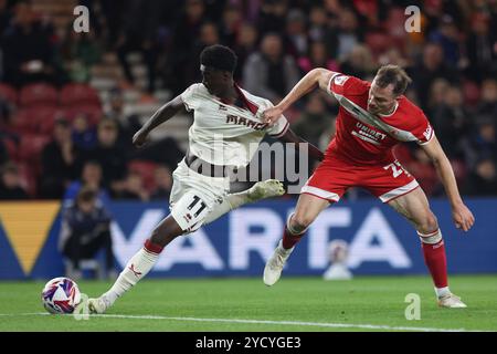 Sheffield United's Jesuran Rak-Sakyi kämpft am Mittwoch, den 23. Oktober 2024, mit George Edmundson im Sky Bet Championship-Spiel zwischen Middlesbrough und Sheffield United im Riverside Stadium in Middlesbrough. (Foto: Mark Fletcher | MI News) Credit: MI News & Sport /Alamy Live News Stockfoto