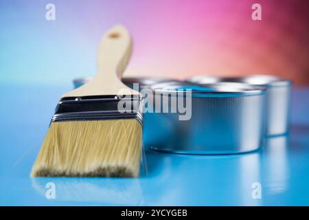 Farbdosen mit Pinsel, Regenbogenfarben öffnen Stockfoto