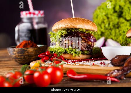 Nahaufnahme der hausgemachten Burger, Schreibtisch aus Holz Hintergrund Stockfoto