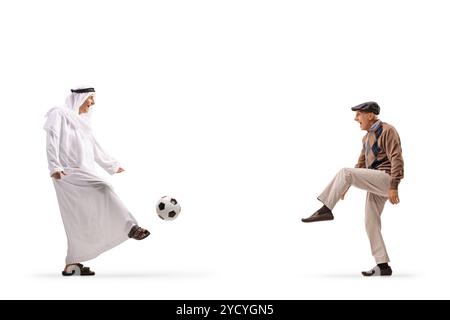 Traditioneller arabischer Mann in ethnischer Kleidung, der mit einem älteren Mann auf weißem Hintergrund Fußball spielt Stockfoto