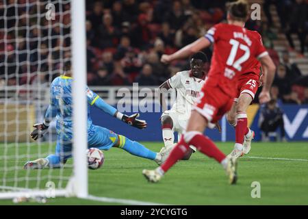 Der Jesuran Rak-Sakyi von Sheffield United schlägt den Seny Dieng von Middlesbrough, nur dass Luke Ayling am Mittwoch, den 23. Oktober 2024, im Sky Bet Championship-Spiel zwischen Middlesbrough und Sheffield United im Riverside Stadium in Middlesbrough den Ball von der Linie entfernt hat. (Foto: Mark Fletcher | MI News) Credit: MI News & Sport /Alamy Live News Stockfoto