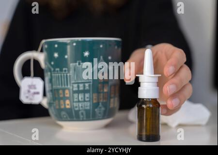 Hannover, Deutschland. Oktober 2024. ABBILDUNG. Eine Frau greift nach einem Nasenspray. Quelle: Alicia Windzio/dpa/Alamy Live News Stockfoto