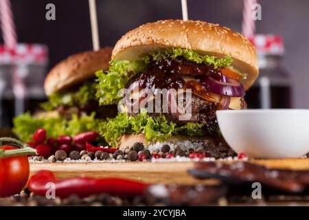 Nahaufnahme der hausgemachten Burger, Schreibtisch aus Holz Hintergrund Stockfoto