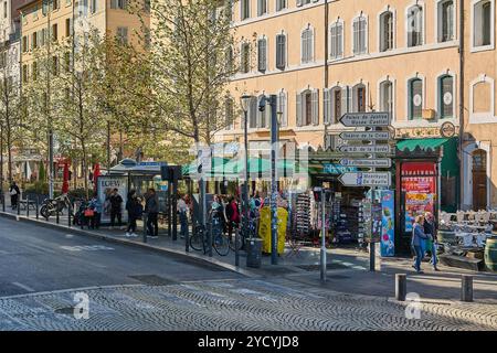 Marseille. Frankreich - 24. Oktober 2024: Ein dynamischer Blick auf die Straße an der Bushaltestelle Vieux Port Ballard in Marseille, der das geschäftige Treiben des Alltags veranschaulicht Stockfoto