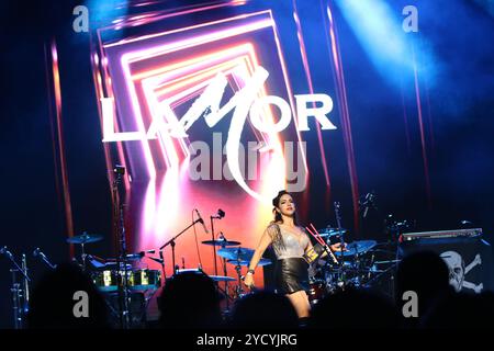 Dallas, Usa. Oktober 2024. Mole de Mayo Sänger der Ska-Band LaMor tritt auf der Bühne während der Panteon Rococo ESTA Noche U.S.A. Tour 2024 in der Fabrik in Deep Ellum auf. Am 18. Oktober 2024 in Dallas, Texas. (Foto: Javier Vicencio/Eyepix/SIPA USA) Credit: SIPA USA/Alamy Live News Stockfoto