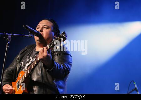 Dallas, Usa. Oktober 2024. Jorge Fonseca, Gitarrist und Sänger des Foco de Atelier, tritt auf der Bühne während der Panteon Rococo ESTA Noche U.S.A. Tour 2024 in der Factory in Deep Ellum auf. Am 18. Oktober 2024 in Dallas, Texas. (Foto: Javier Vicencio/Eyepix/SIPA USA) Credit: SIPA USA/Alamy Live News Stockfoto
