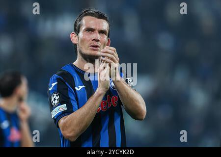 Marten de Roon von Atalanta BC begrüßt die Fans während der UEFA Champions League 2024/25 League-Phase – dem Fußballspiel zwischen Atalanta BC und Celtic FC im Gewiss Stadium. Endergebnis: Atalanta BC 0: 0 Celtic FC. Stockfoto