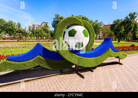 Samara, Russland - 27. Mai 2018: Installation in Form eines Fußballs in Samara öffentlichen Park Stockfoto