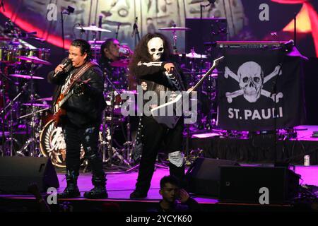 Dallas, Usa. Oktober 2024. Jorge Fonseca und Juan Ruiz vom Foco de Atelier treten während der Panteon Rococo ESTA Noche U.S.A. Tour 2024 in der Fabrik in Deep Ellum auf. Am 18. Oktober 2024 in Dallas, Texas. (Foto: Javier Vicencio/Eyepix/SIPA USA) Credit: SIPA USA/Alamy Live News Stockfoto