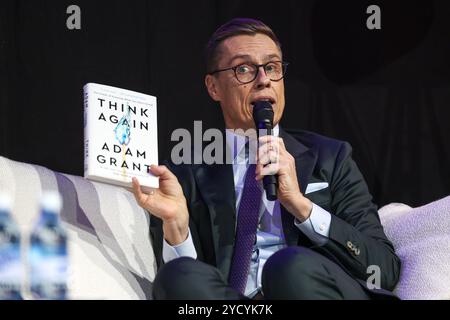 Helsinki, Uusimaa, Finnland. Oktober 2024. Der finnische Präsident Alexander Stubb sprach auf der Buchmesse Helsinki, die vom 24. Bis 27. Oktober 2024 in Helsinki stattfindet. Der Präsident spricht über die Bücher, die in seinem Bücherregal sind. (Kreditbild: © Marina Takimoto/ZUMA Press Wire) NUR REDAKTIONELLE VERWENDUNG! Nicht für kommerzielle ZWECKE! Stockfoto