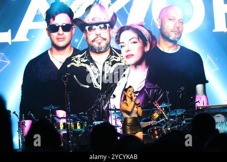 Dallas, Usa. Oktober 2024. Mole de Mayo Sänger der Ska-Band LaMor tritt auf der Bühne während der Panteon Rococo ESTA Noche U.S.A. Tour 2024 in der Fabrik in Deep Ellum auf. Am 18. Oktober 2024 in Dallas, Texas. (Foto: Javier Vicencio/Eyepix/SIPA USA) Credit: SIPA USA/Alamy Live News Stockfoto