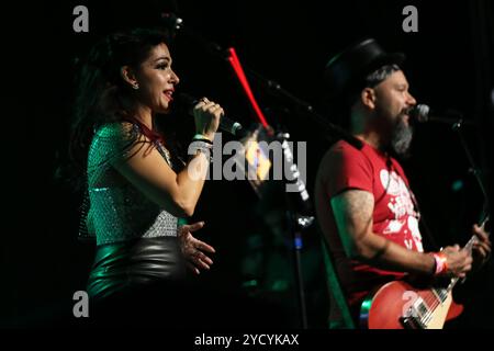 Dallas, Usa. Oktober 2024. Mole de Mayo Sänger der Ska-Band LaMor tritt auf der Bühne während der Panteon Rococo ESTA Noche U.S.A. Tour 2024 in der Fabrik in Deep Ellum auf. Am 18. Oktober 2024 in Dallas, Texas. (Foto: Javier Vicencio/Eyepix/SIPA USA) Credit: SIPA USA/Alamy Live News Stockfoto