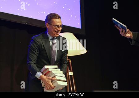 Helsinki, Uusimaa, Finnland. Oktober 2024. Der finnische Präsident Alexander Stubb sprach auf der Buchmesse Helsinki, die vom 24. Bis 27. Oktober 2024 in Helsinki stattfindet. Der Präsident spricht über die Bücher, die in seinem Bücherregal sind. (Kreditbild: © Marina Takimoto/ZUMA Press Wire) NUR REDAKTIONELLE VERWENDUNG! Nicht für kommerzielle ZWECKE! Stockfoto