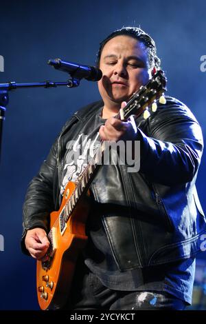 Dallas, Usa. Oktober 2024. Jorge Fonseca, Gitarrist und Sänger des Foco de Atelier, tritt auf der Bühne während der Panteon Rococo ESTA Noche U.S.A. Tour 2024 in der Factory in Deep Ellum auf. Am 18. Oktober 2024 in Dallas, Texas. (Foto: Javier Vicencio/Eyepix/SIPA USA) Credit: SIPA USA/Alamy Live News Stockfoto