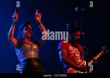 Dallas, Usa. Oktober 2024. Mole de Mayo Sänger der Ska-Band LaMor tritt auf der Bühne während der Panteon Rococo ESTA Noche U.S.A. Tour 2024 in der Fabrik in Deep Ellum auf. Am 18. Oktober 2024 in Dallas, Texas. (Foto: Javier Vicencio/Eyepix/SIPA USA) Credit: SIPA USA/Alamy Live News Stockfoto