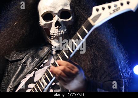 Dallas, Usa. Oktober 2024. Juan Ruiz Gitarrist des Foco de Atelier tritt auf der Bühne während der Panteon Rococo ESTA Noche U.S.A. Tour 2024 in der Factory in Deep Ellum auf. Am 18. Oktober 2024 in Dallas, Texas. (Foto: Javier Vicencio/Eyepix/SIPA USA) Credit: SIPA USA/Alamy Live News Stockfoto