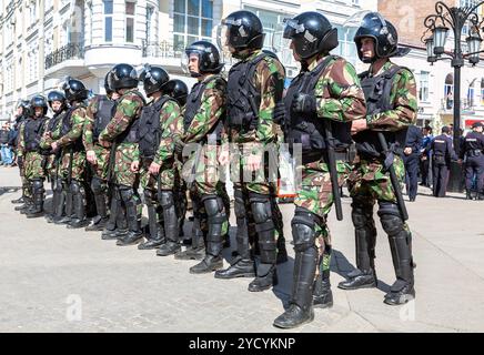 Soldaten der Spezialkräfte der Polizei in Aufruhrausrüstung Stockfoto