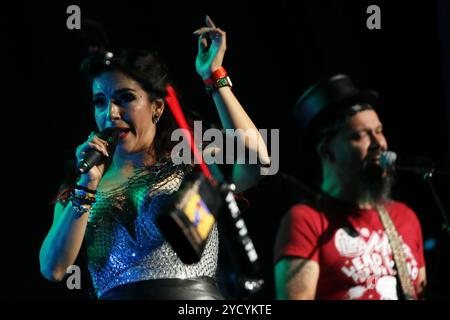 Dallas, Usa. Oktober 2024. Mole de Mayo Sänger der Ska-Band LaMor tritt auf der Bühne während der Panteon Rococo ESTA Noche U.S.A. Tour 2024 in der Fabrik in Deep Ellum auf. Am 18. Oktober 2024 in Dallas, Texas. (Foto: Javier Vicencio/Eyepix/SIPA USA) Credit: SIPA USA/Alamy Live News Stockfoto