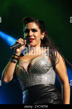 Dallas, Usa. Oktober 2024. Mole de Mayo Sänger der Ska-Band LaMor tritt auf der Bühne während der Panteon Rococo ESTA Noche U.S.A. Tour 2024 in der Fabrik in Deep Ellum auf. Am 18. Oktober 2024 in Dallas, Texas. (Foto: Javier Vicencio/Eyepix/SIPA USA) Credit: SIPA USA/Alamy Live News Stockfoto