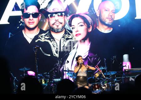 Dallas, Usa. Oktober 2024. Mole de Mayo Sänger der Ska-Band LaMor tritt auf der Bühne während der Panteon Rococo ESTA Noche U.S.A. Tour 2024 in der Fabrik in Deep Ellum auf. Am 18. Oktober 2024 in Dallas, Texas. (Foto: Javier Vicencio/Eyepix/SIPA USA) Credit: SIPA USA/Alamy Live News Stockfoto