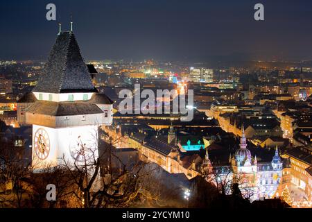 Grazer Wahrzeichen und Stadtbild Abendlicher Blick vom Schlossberg Stockfoto