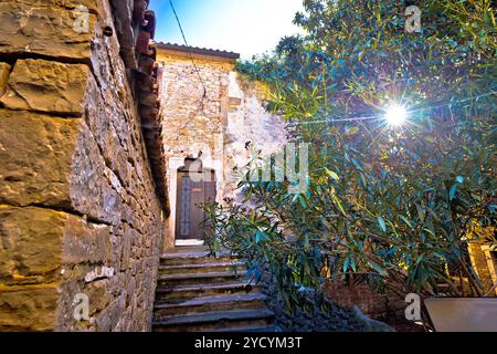 Vrbnik gepflasterten Straße und alter Architektur bei Sonnenuntergang Stockfoto