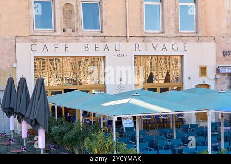 Marseille. Frankreich - 24. Oktober 2024: Leere Straße vor der Caf Beau Rivage in Marseille. Die ruhige Umgebung trägt zum einladenden Erscheinungsbild bei Stockfoto