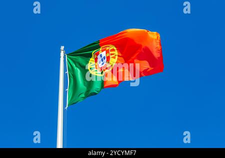 Die Flagge Portugals winkt im Wind gegen den Himmel Stockfoto