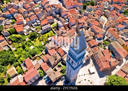 Turm und Dächer der Stadt Vodnjan aus der Vogelperspektive Stockfoto