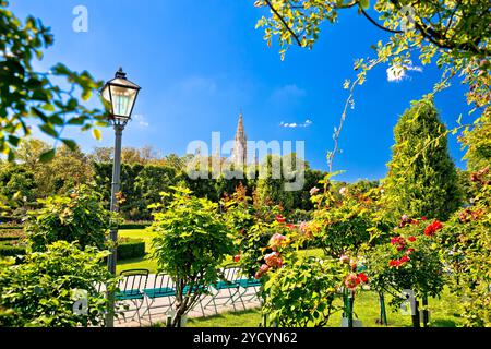 Grüner Volksgarten von Wien und Blick auf das Rathaus Stockfoto