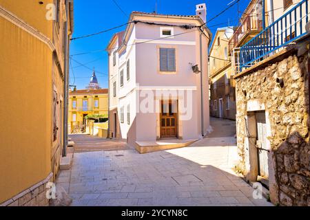 Stadt Omisalj Blick auf die alte mediterrane Straße Stockfoto