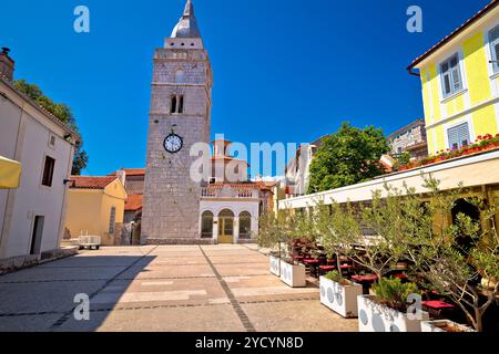 Blick auf den alten Steinplatz der Stadt Omisalj Stockfoto